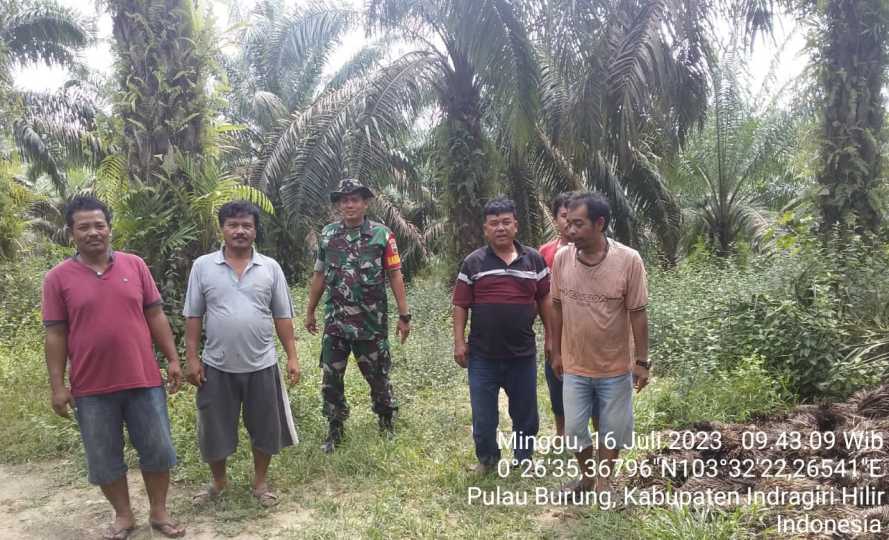 Babinsa Koramil 11/Pulau Burumg Ajak Masyarakat Patroli Karhutla