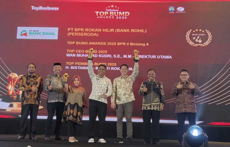 Bank Rohil Ukir Sejarah, Bupati Terima Plakat TOP BUMD Peraih Golden Awards Infobank Pertama di Riau