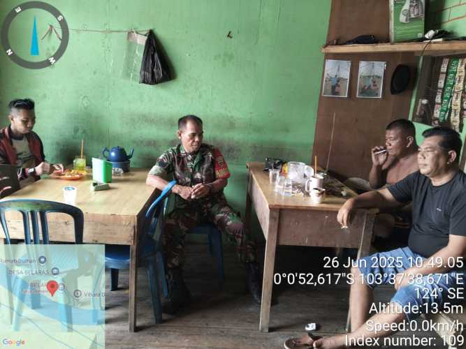 Babinsa Desa Belaras Tingkatkan Kesadaran Warga tentang Bahaya Hoax melalui Komsos