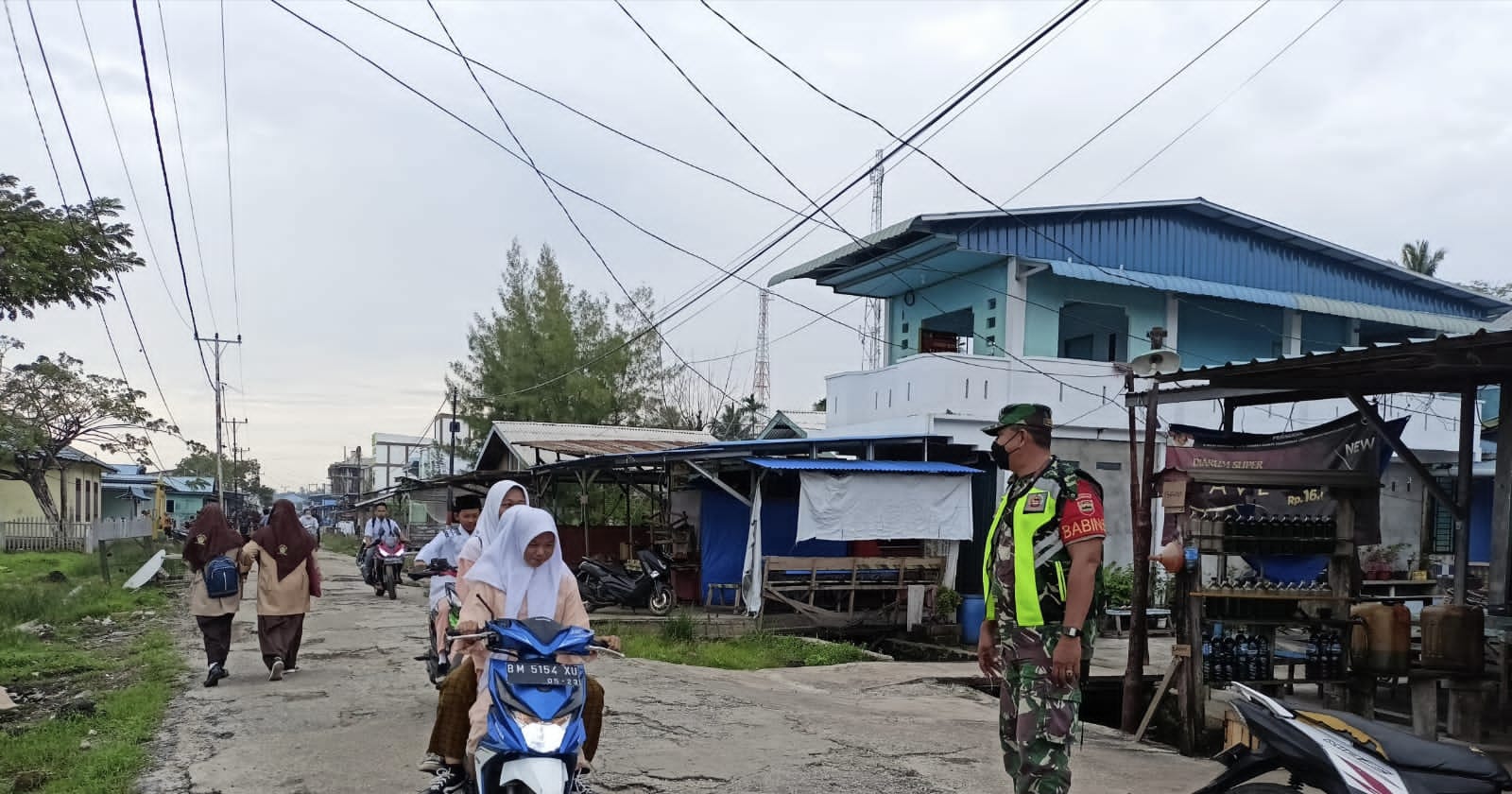 Sertu Kadirus Babinsa Koramil 11/Pulau Burung Terapkan  Protokes kepada Pengguna Jalan