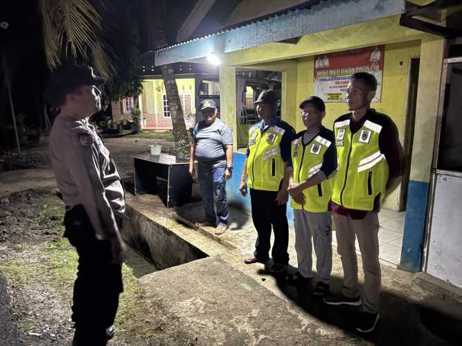 Bhabinkamtibmas Polsek Labuhan Ruku Laksanakan Patroli dan Pengecekan Pos Kamling, Wujudkan Kamtibmas yang Aman dan Kondusif