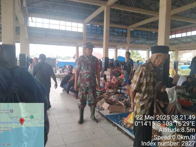 Babinsa Koramil 12/Batang Tuaka Pantau Harga Barang Jelang Idul Adha di Pasar Sungai Piring