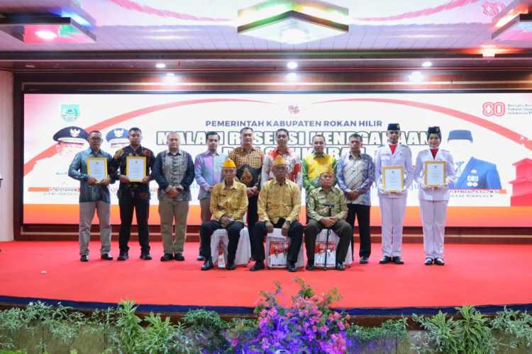 Malam Resepsi Kenegaraan, Wabup Rohil Berikan Tali Asih kepada Veteran Kemerdekaan