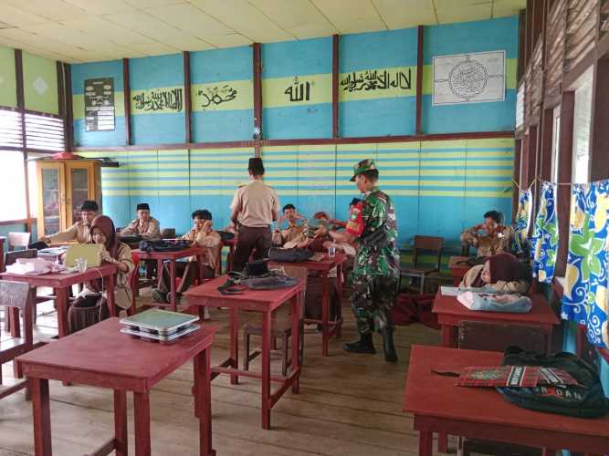 Dukung Gizi Anak Sekolah, Babinsa Tembilahan Hulu Dampingi Tim SPPG