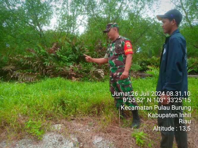 Sertu Siswanto Jaga Areal Karhutlah di Desa Sungai Danai