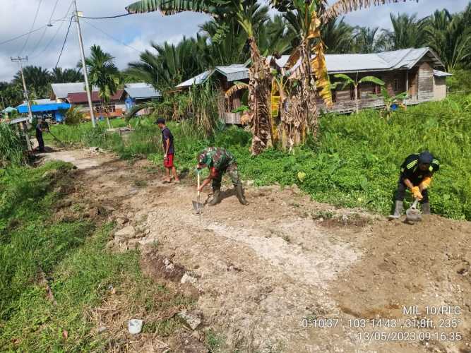 Babinsa Benahi Ruas Jalan Desa Yang Rusak