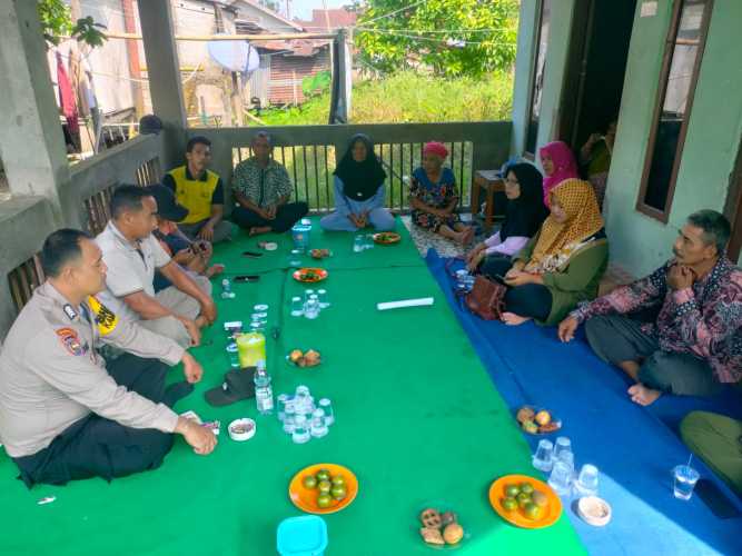 Ciptakan Pilkada Damai 2024, Polsek Kempas Gencar Sambangi Warga.