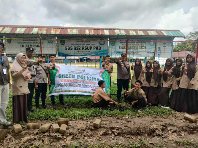 Sempena Hari Pohon Dunia, Polsek Pulau Burung Laksanakan Penghijauan Bertajuk Green Policing di SMP RSUP PKB Pulau Burung,