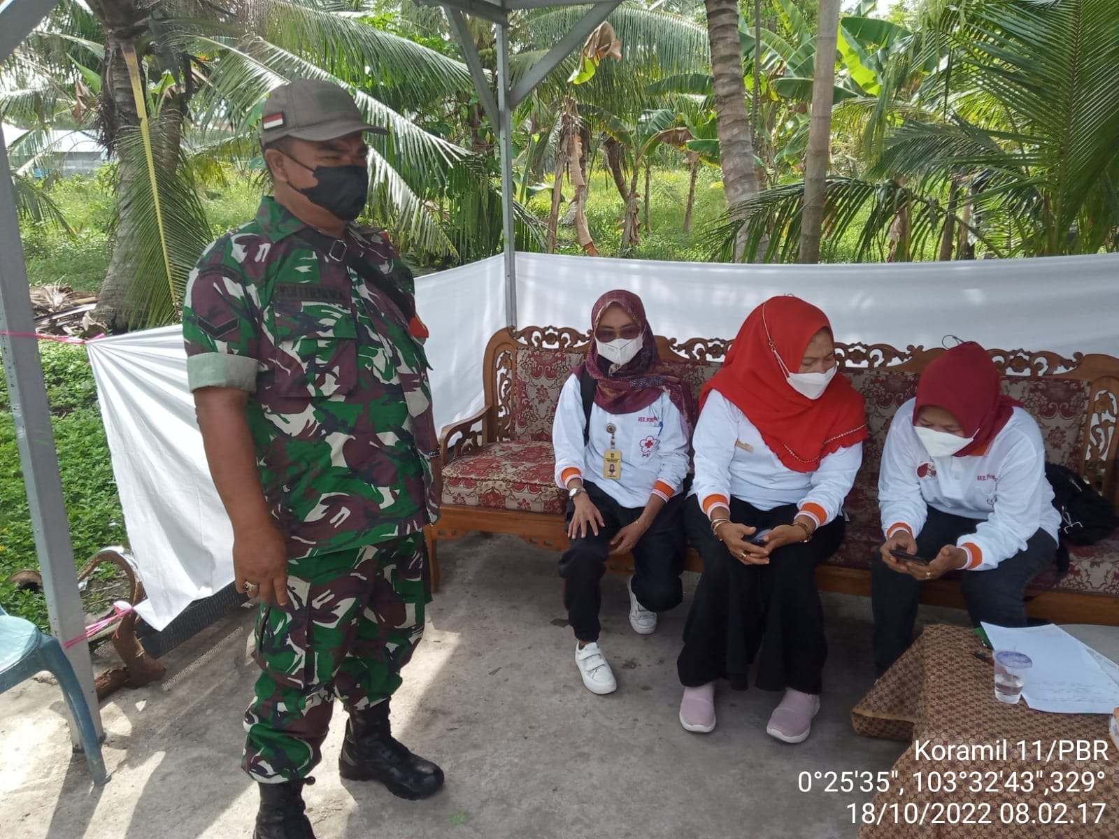 Serda Yulihendra Babinsa Koramil 11/Pulau Burung Membina Penerapan Protokes