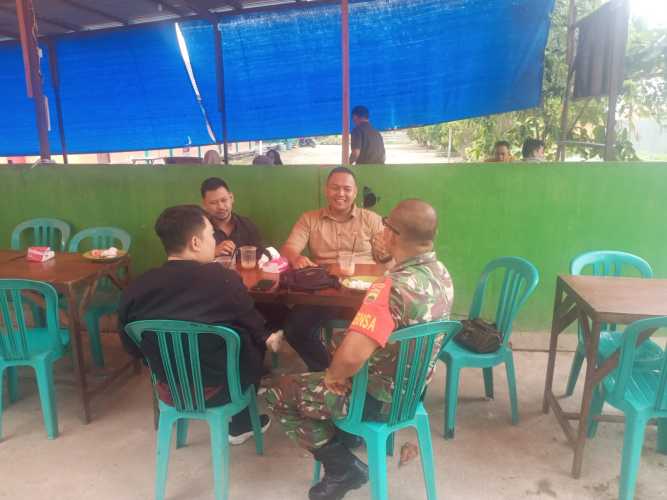 Babinsa Tembilahan Hilir Jaga Karakter Warga dengan Dialog Sosial