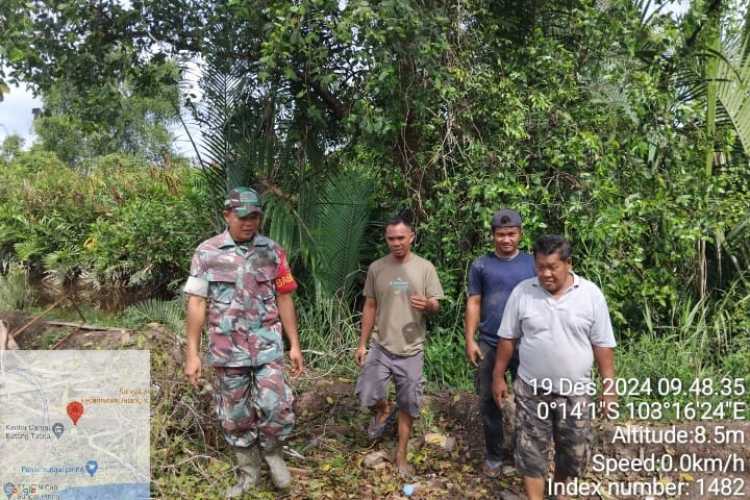 Patroli dan Sosialisasi Karhutla, Babinsa Koramil 12/BTK Edukasi Masyarakat