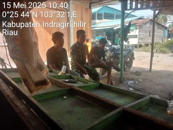 Babinsa Koramil 11/Pulau Burung  Ajak Generasi Muda Peduli Lingkungan di Desa Ringin Jaya