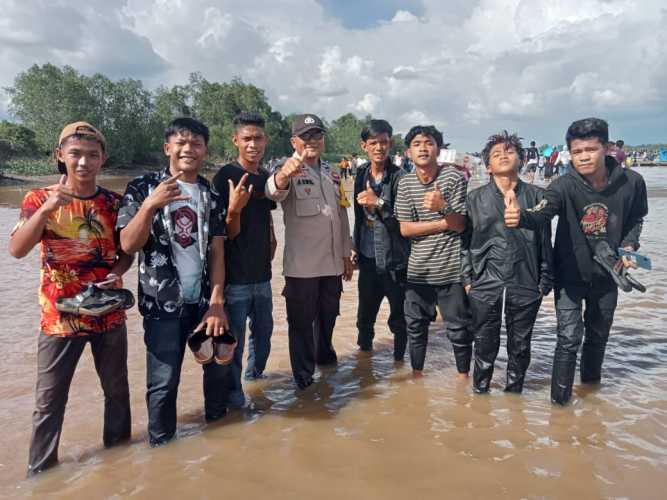 Polsek Tempuling Lakukan Himbauan Kamtibmas di Objek Wisata Pantai Mutiara