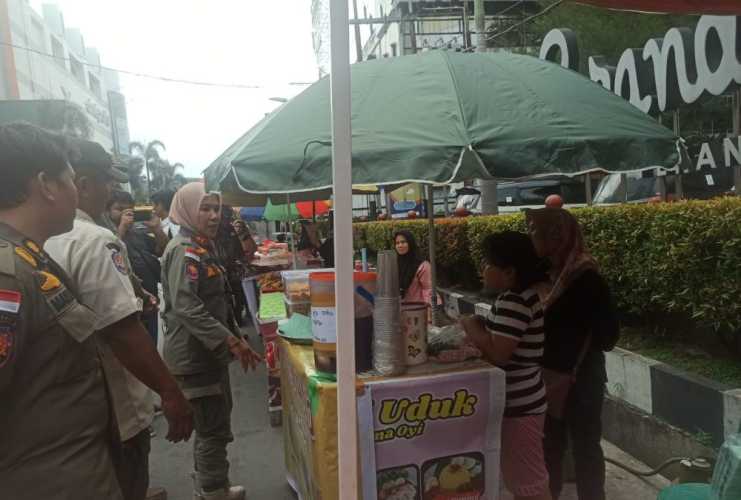 Satpol PP Pekanbaru Tindak Tegas Lapak PKL Takjil Picu Kemacetan