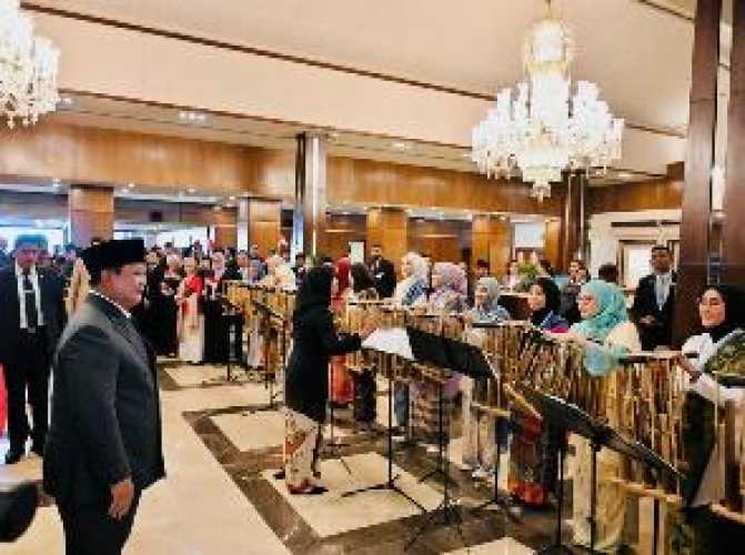 Alunan Angklung WNI Sambut Hangat Kedatangan Presiden Prabowo di Islamabad