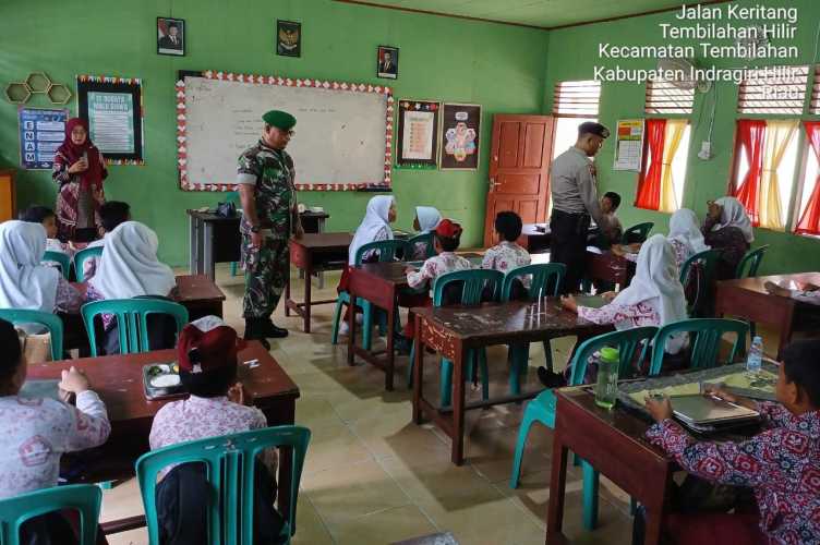 Babinsa Sertu Anton Membantu  pendistribusian Program MBG di Tembilahan Hilir: