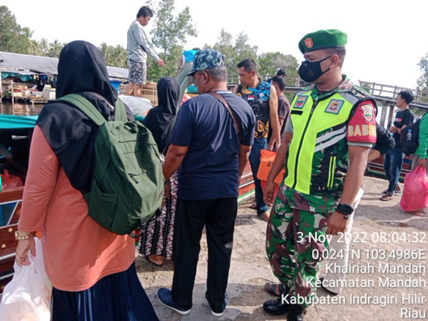 Serda Roni Thabrani Babinsa Koramil 08/Mandah Dalam Menjalankan Tugas Pengawasan