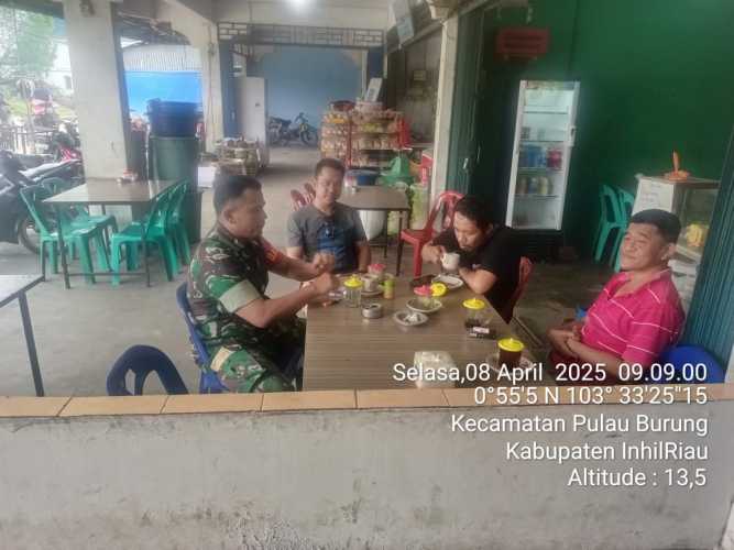 Babinsa Koramil 11/Pulau Burung Pererat Silaturahmi dengan Warga di Desa Sungai Danai