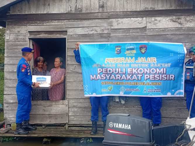Sat Polairud Polres Pelalawan Susuri Sungai Bantu Warga Pesisir melalui Program JALUR.