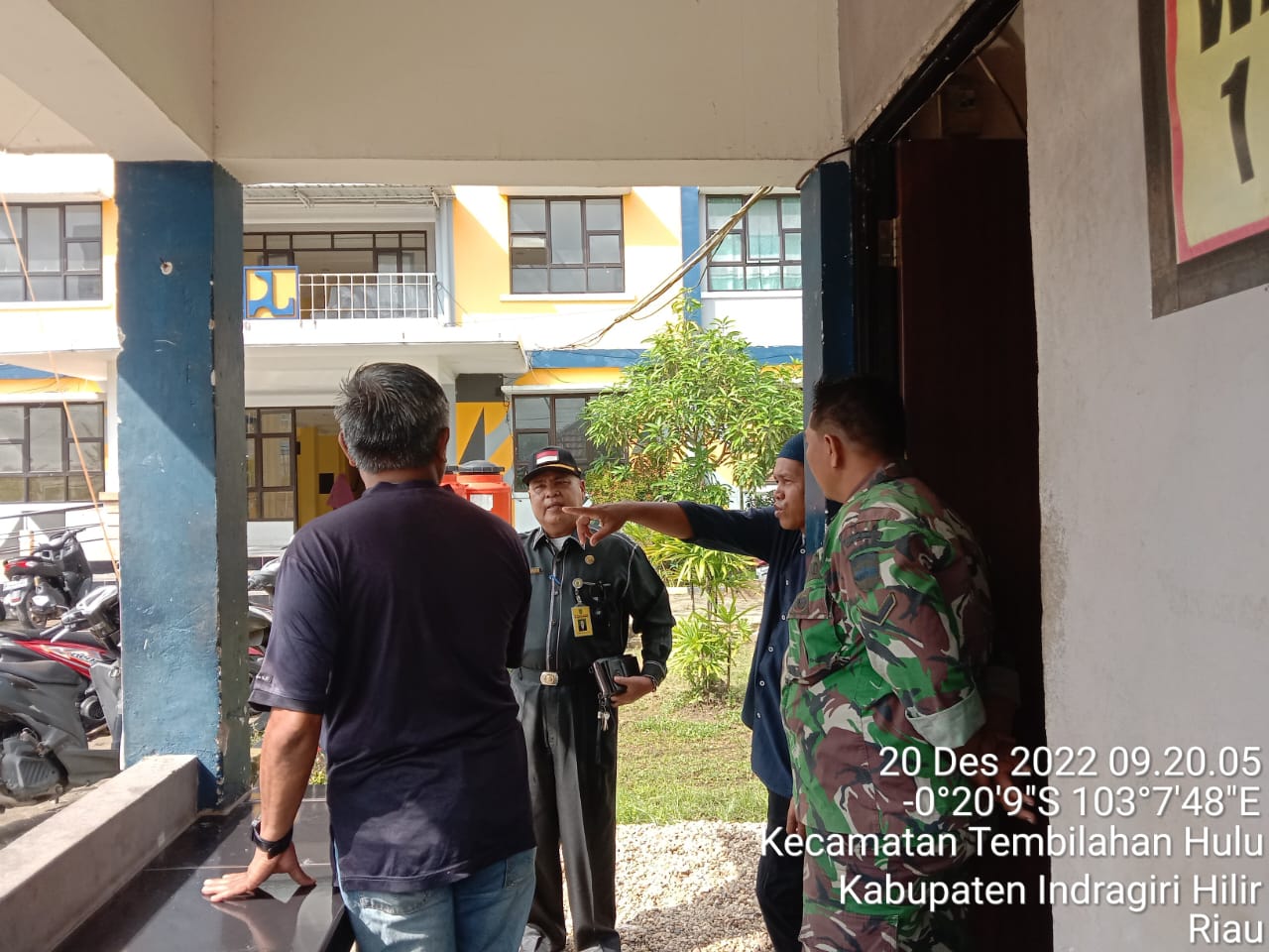 Serda Adri Candra Bersama Babid DLHK Tinjau Lokasi Pembuatan Bak Sampah