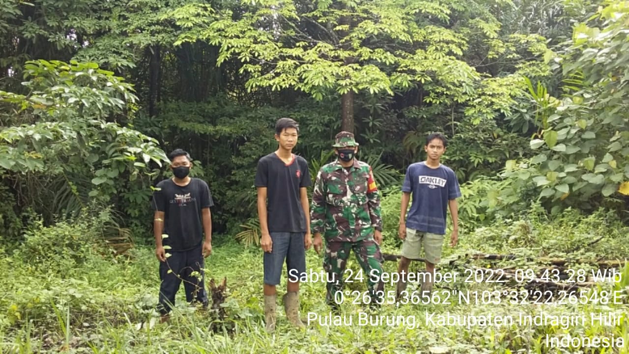 Serda Arlansyah Babinsa Koramil 11/Pulau Burung Menangkal Pembakaran Lahan