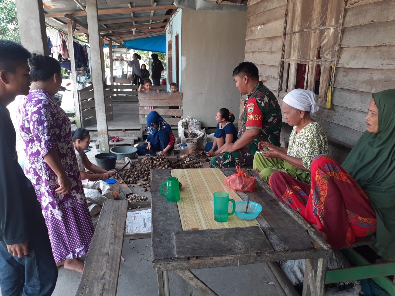 Sertu Suherman Tinjau Pengelola Petani Pinang