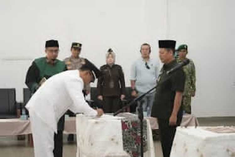 Plt. Bupati Kuasing Lantik Pj. Kades Pertegas Pelayanan Kepada Masyarakat