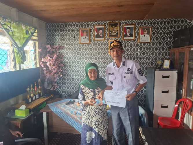 Kepala Desa Perigi Raja, Murdi, SE, Serahkan BLT Tahap II dan Gaji RT/RW di Aula Kantor Desa