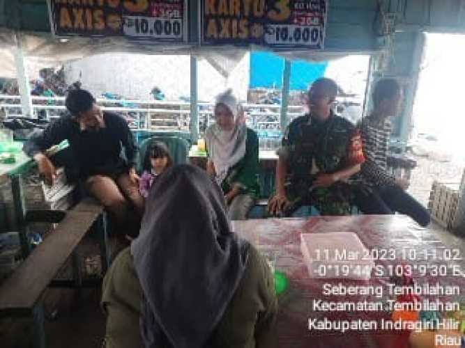 Babinsa Kota Serda Suratno Lakukan Komsos dengan Hangat