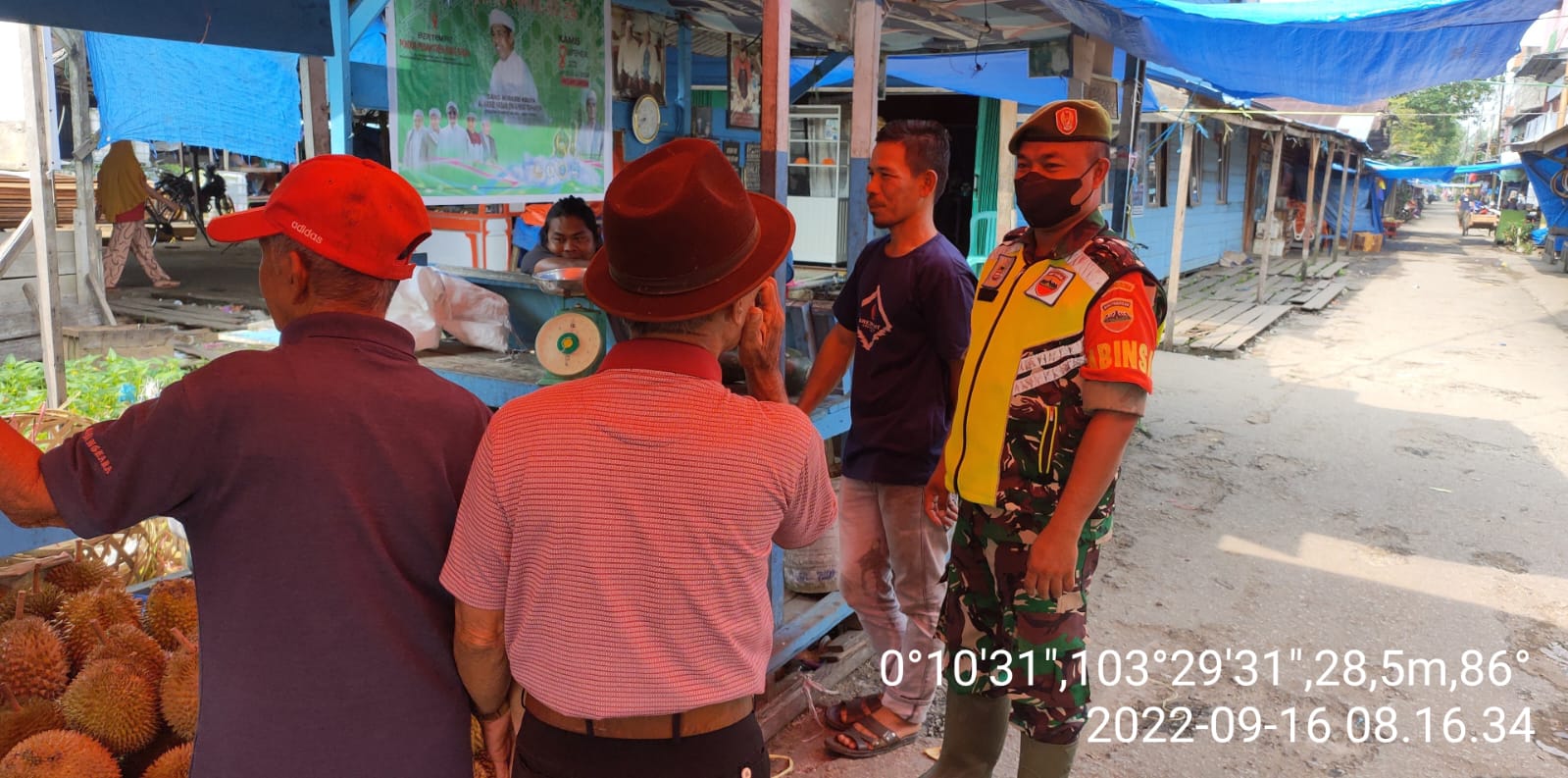 Serda  Candra Bastian Babinsa Koramil 10/Pelangiran Kodim 0314/Inhil Bimbing Pedagang Pasar Buah