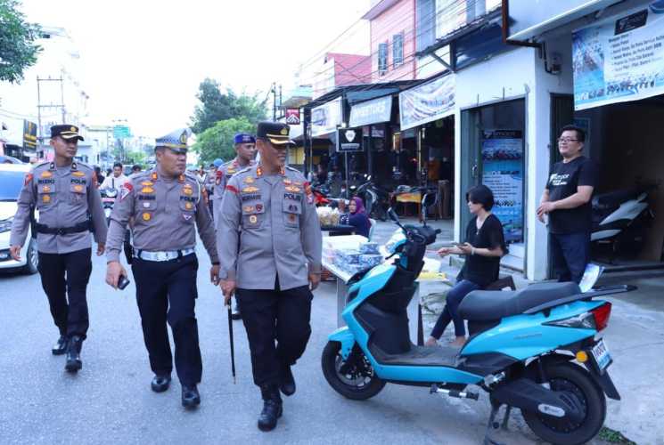 Kapolres Inhil Jalan Kaki Pantau Situasi Kamtibmas Pasar