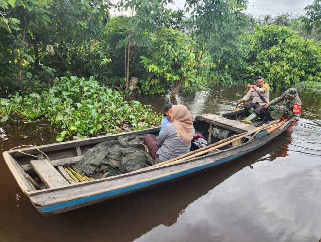 Salut, Bhabinkamtibmas Kempas Bersama Babinsa Kompak, Antar Warga Pulang Lewati Sungai Gunakan Perahu Motor.