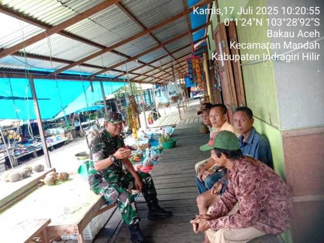 Babinsa Desa Bakau Aceh Jalin Kerjasama dengan Pedagang untuk Tingkatkan Kamtibmas Terpadu