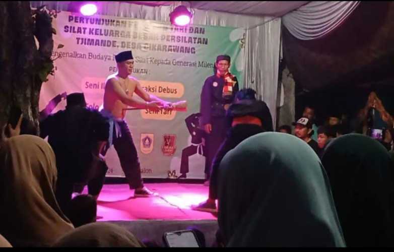 Pertunjukan Seni Pencak Silat Menggema di Desa Cikarawang: Upaya dalam Merawat Kearifan Lokal