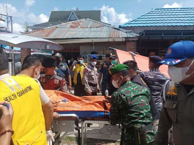 Sertu Arlansyah Bantu Evakuasi Korban Laka Laut