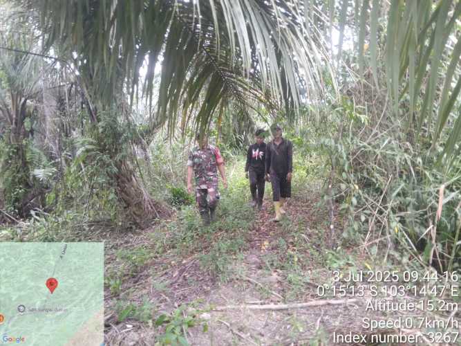 Dengan Patroli, Babinsa Koramil 12/Batang Tuaka Gelar  penyelamatan kebun rakyat dari Karhutla: