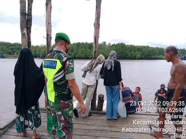 Serda Roni Thabrani  Babinsa Koramil 08/Mandah Kodim 0314/Inhil Melaksanakan Penerapan  Disiplin Kepada  Penumpang   di Pelabuhan Rakyat