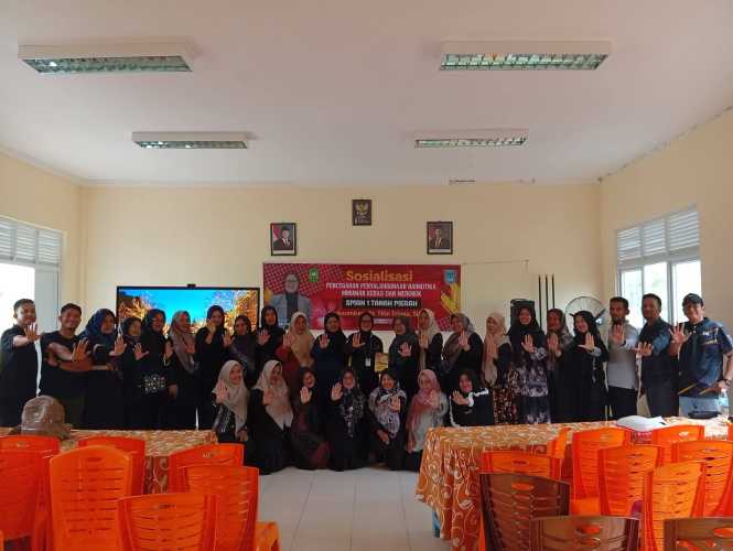 Kantor Hukum Dr. Titin Triana, SH., MH.  Gelar Sosialisasi Pencegahan Penyalahgunaan Narkotika, Minuman Keras, dan Merokok di SMAN 1 Tanah Merah