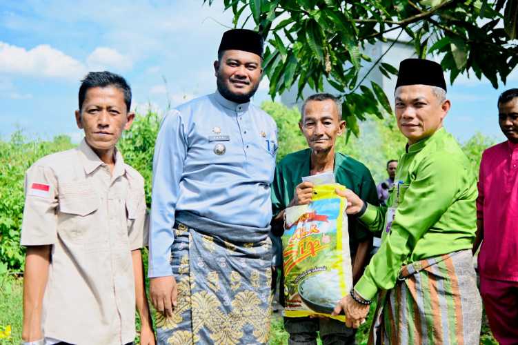 Kadis PUTR Rohil Tinjau Rumah Tidak Layak Huni di Jalan Satria Tangko