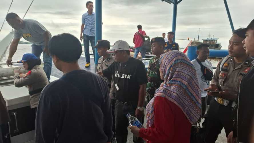 Sinergis TNI-Polri, Koramil 01/Tembilahan Kawal Pengamanan Speed Boat di Operasi Ketupat Lancang Kuning 2025