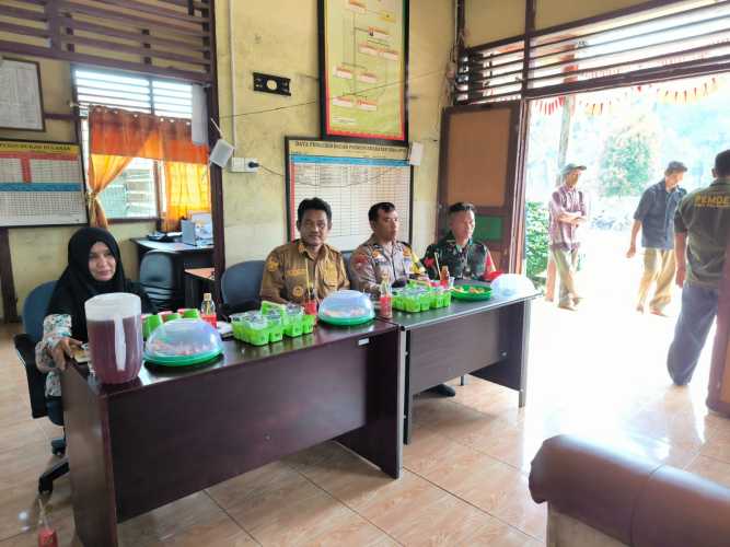 Dukung Pembangunan Desa, Bhabinkamtibmas Polsek Pelangiiran Hadiri Musrenbangdes Sakapalas Jaya