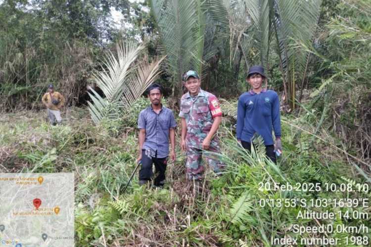 Babinsa Koramil 12/Batang Tuaka Lakukan Patroli dan Sosialisasi Karlahut di Kelurahan Sungai Piring
