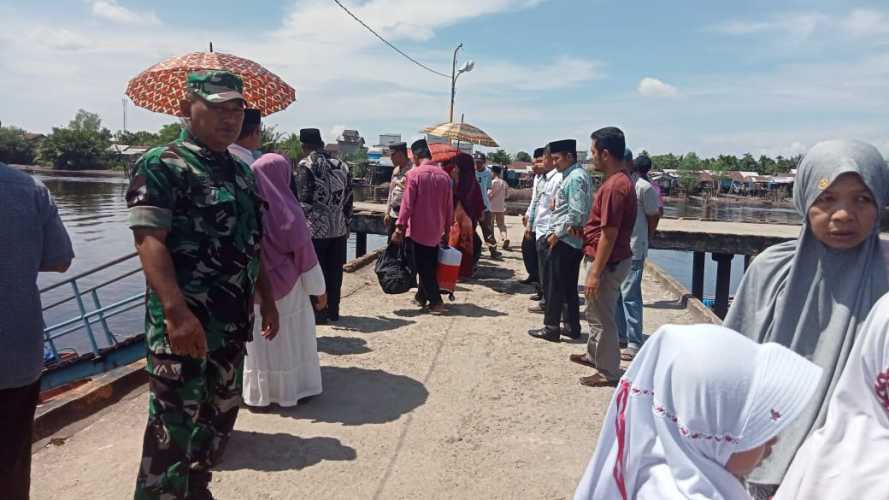 Babinsa Koramil 05/Gas Serma Tota S Lakukan Pengamanan Pelepasan Jamaah Haji