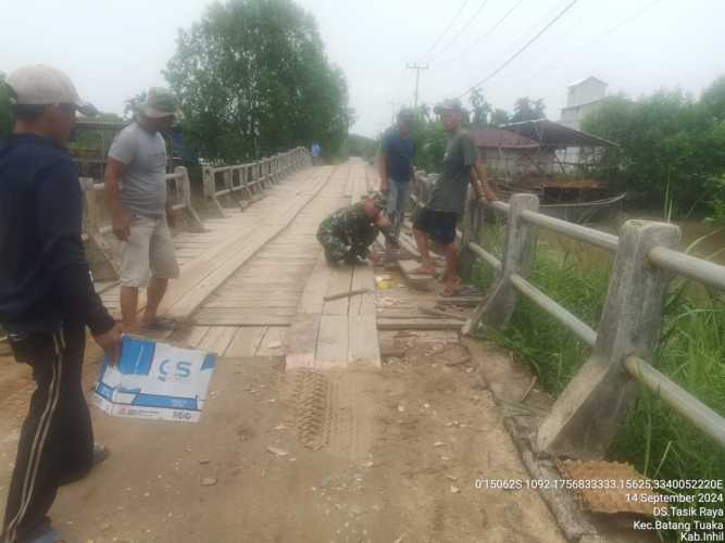 Babinsa Tasik Peduli Terhadap Sarana Infrastruktur Umum Yang Rusak