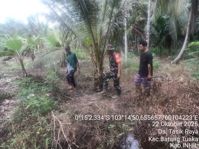 Babinsa Koramil 12/Batang Tuaka Laksanakan Patroli Tapal Batas Rutin  di Desa Tasik Raya