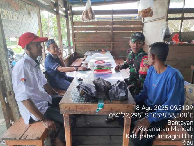Babinsa Desa Bekawan Jalin Silaturahmi Erat dengan Warga di Momen HUT RI ke-80