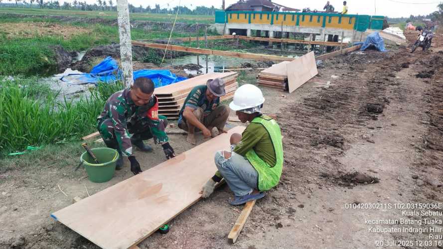 Babinsa Koramil 12/Batang Tuaka  Serka Hepi Martison Aktif Bantu Pembenahan Jalan dan Drainase Umum di Kelurahan Sungai Piring