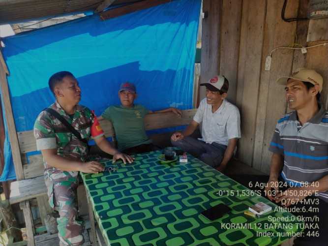 Meriahkan HUT RI Ke -79, Serda Pernando Sitompul Himbau Warga Memasang Bendera