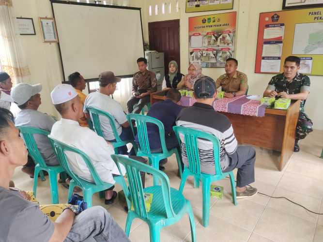 Babinsa Pekanarba Hadiri Rapat Penetapan Warga Miskin