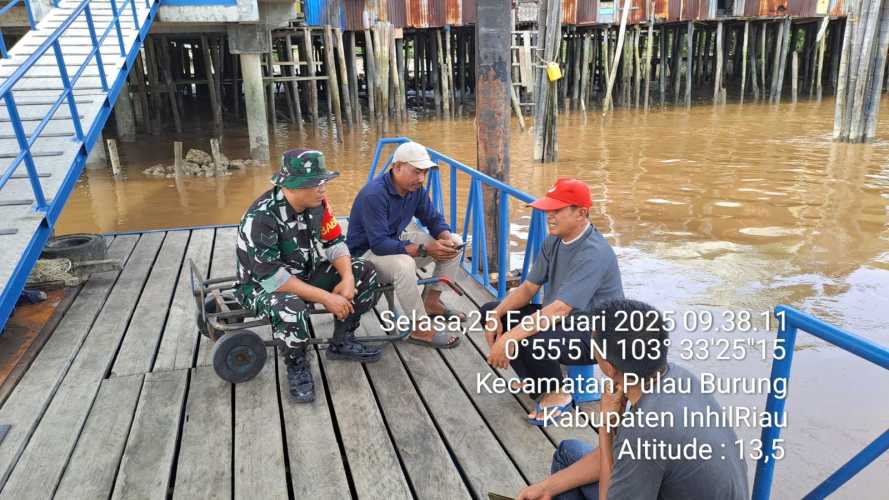 Babinsa Koramil 11/PBR, Kodim 0314/Inhil, Sertu Siswanto, Melakukan Komunikasi Sosial dengan Buruh Pelabuhan